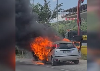 VIDEO/Makina merr flakë në ecje në autostradën Tiranë-Durrës