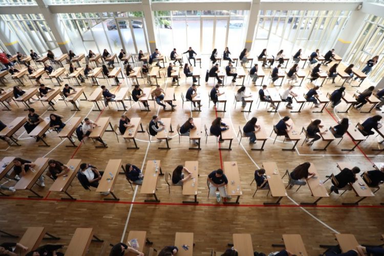 30 mijë maturantë i nënshtrohen sot provimit të Gjuhës dhe Letërsisë Shqipe