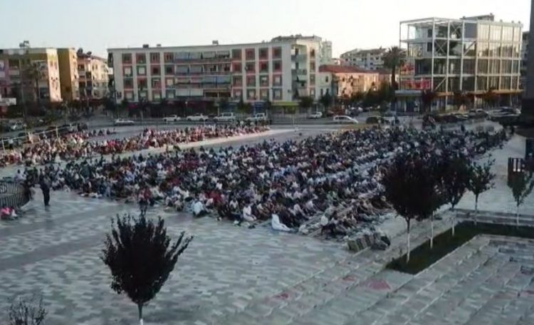 Politika uron besimtarët myslimanë për festën e Kurban Bajramit