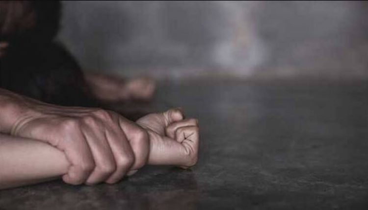 Përndoqi dhe përdhunoi të dashurën, arrestohet 26-vjeçari nga Laçi