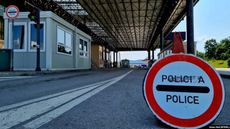 Kosovë/3 pika kufitare me Serbinë vazhdojnë të jenë të bllokuara për kamionët e autobusët