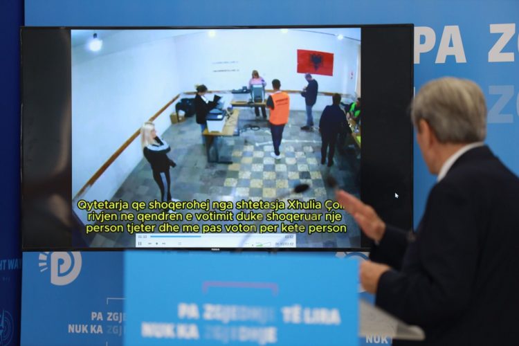Berisha nxjerr videon: Punonjësja e OSSHE votoi për qytetaren në Elbasan