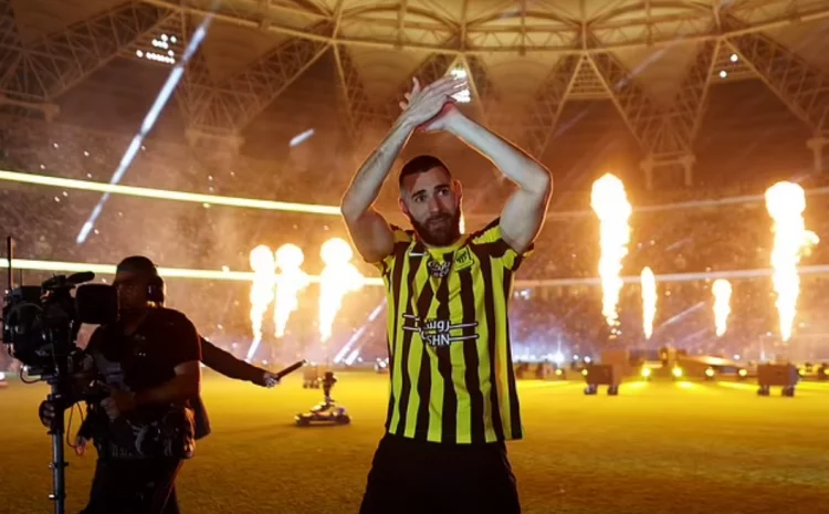VIDEO/ Prezantimi “faraonik” i Benzemas tek Al-Ittihad, sjell Topin e Artë me vete