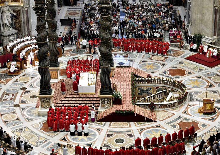 E cilësoi si akt proteste, turisti zhvishet lakuriq brenda bazilikës së Shën Pjetrit