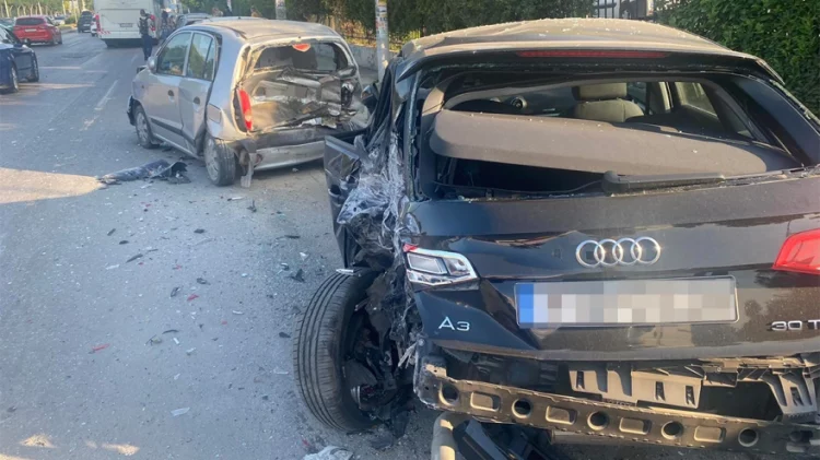 Selanik/ Shoferi humb kontrollin e mjetit, autobusi merr para 10 makina