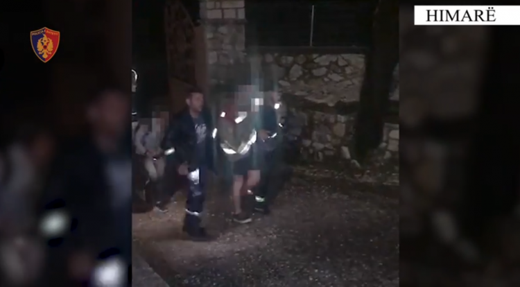 Video/9 orë të izoluar në një gropë, shpëtohen 4 turistët në Himarë