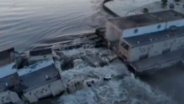 Video/ Hidhet në erë diga në Ukrainën jugore, paralajmërohen përmbytje