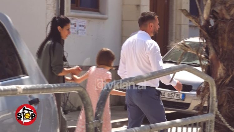 Babai e rrëmbeu pas divorcit dhe e qethi mos ta njihnin, vajza e vogël bashkohet me nënën
