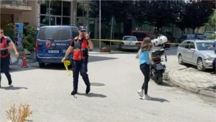 Video/ Plagoset me armë zjarri një person në Vlorë