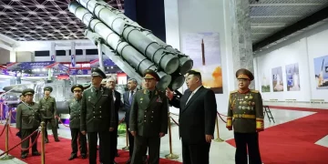 Kim Jong Un i tregon armët e fundit të Koresë së Veriut ministrit rus