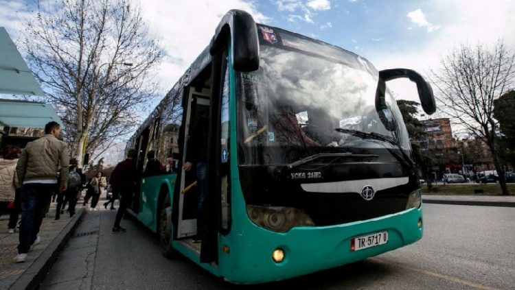 Nga e hëna reduktohet numri i autobusëve të transportit publik në Tiranë