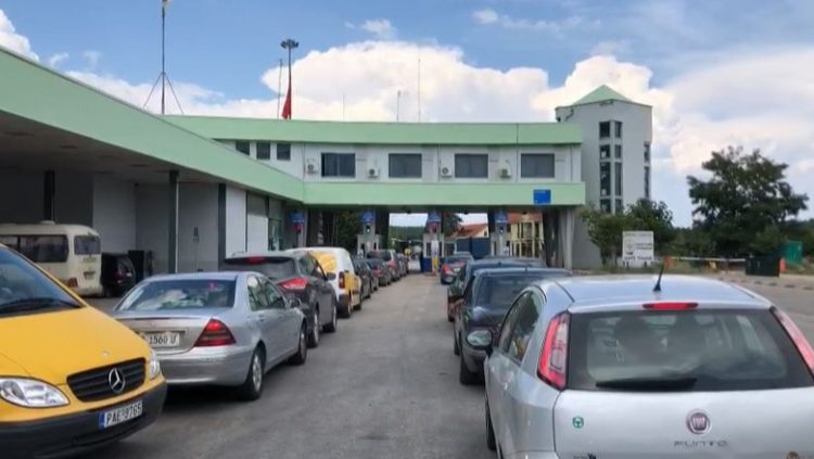 Radhë të gjata në pikën e kalimit kufitar të Qafë-Thanës