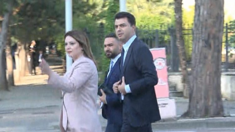 Basha shkon në ceremoninë e pritjes së Clinton të organizuar nga qeveria