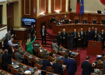 “Dorëzohet” Celibashi/ Opozita bllokon foltoren, ndërpritet seanca për të disatën herë