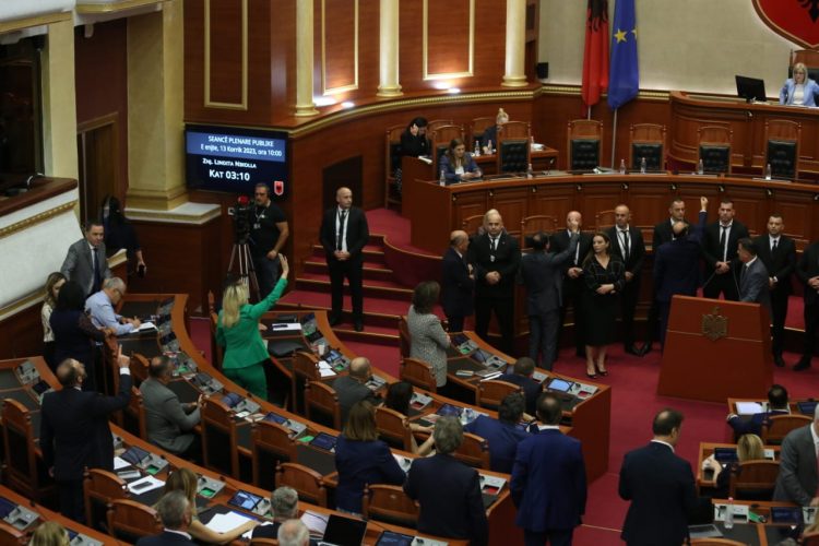 “Dorëzohet” Celibashi/ Opozita bllokon foltoren, ndërpritet seanca për të disatën herë