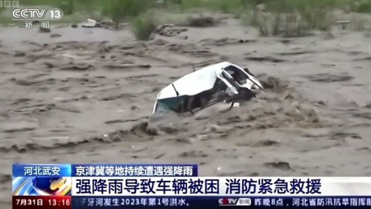 Video/ Përmbytjet në Kinë marrin para një makinë, momenti dramatik kur shpëtohet shoferi
