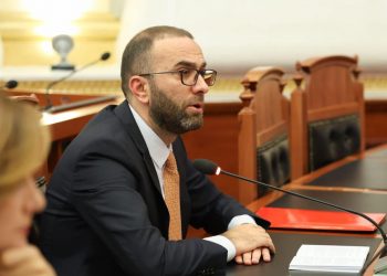 Bardhi-Ramës:Makiazhi mbi fytyrën e korrupsionit s’e ndryshon realitetin e keqqeverisjes