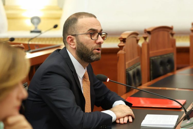 Bardhi-Ramës:Makiazhi mbi fytyrën e korrupsionit s’e ndryshon realitetin e keqqeverisjes