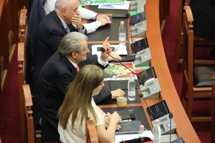 Rama mungon në Parlament, Berisha:Të vijë e të japë dorëheqjen para shqiptarëve