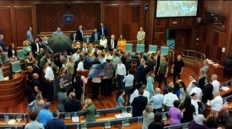 Sërish përplasje në Kuvendin e Kosovës, bllokohet foltorja