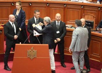 Nis me debate Kuvendi, Berisha shpalos postera me fytyrën e kryeministrit Rama