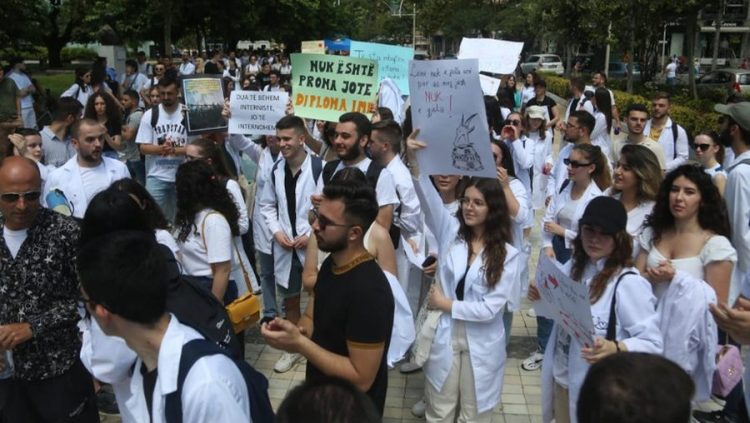 Projekt-ligji i qeverisë dhe protestat, përgatitja e një mjeku na kushton 3.8 mln Lekë