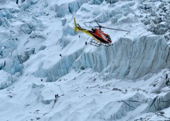 Rrëzohet helikopteri pranë malit Everest, humbin jetën 5 turistë