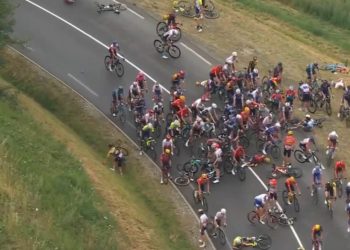 Aksident i rëndë në Turin e Francës, përplasen 25 çiklistë!