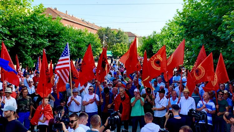 Nis protesta në Prishtinë kundër qeverisë dhe ligjit për pagën minimale në Kosovë