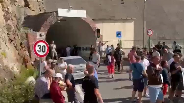 Pronarët e varkave bllokuan tunelin e Komanit, policia: Ka rinisur qarkullimi