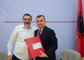 Çuçi i dorëzoi Ballës detyrën e ministrit të Brendshëm: I bindur se do e çojë para punën