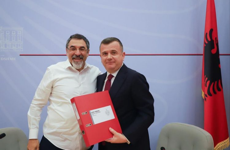 Çuçi i dorëzoi Ballës detyrën e ministrit të Brendshëm: I bindur se do e çojë para punën
