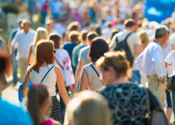 49% e shqiptarëve mendojnë që të jetojnë e punojnë jashtë vendit