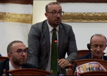 Kërkohet Rama në Kuvend, Korreshi: Po ikte për jug, se mos ka ik pa brekë plazhi e lë nam