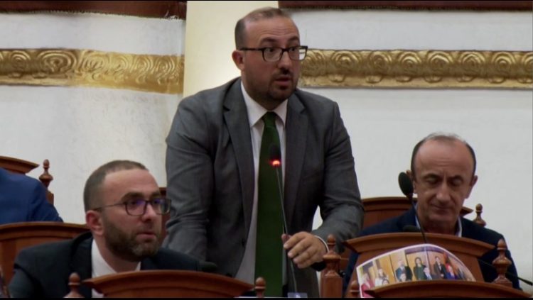 Kërkohet Rama në Kuvend, Korreshi: Po ikte për jug, se mos ka ik pa brekë plazhi e lë nam