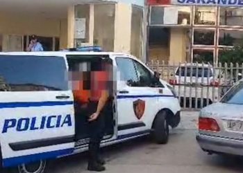 Plagosi me armë një person pas një sherri për motive të dobëta, në kërkim 18-vjeçari