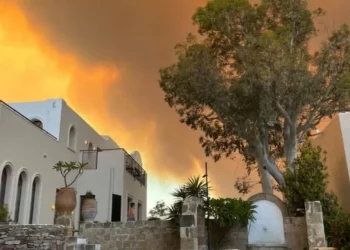 Greqia në flakë/ Zjarri në ishullin Rodos del jashtë kontrollit, evakuohen mijëra njerëz