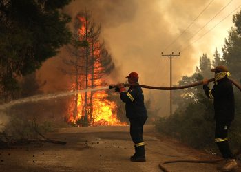 Greqia në flakë, zhvillohet operacioni më i madh i evakuimit i bërë në Rodos