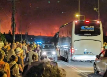 Zjarret në Rodos, dalin pamjet e gjendjes së mjerueshme në të cilën ndodhen turistët