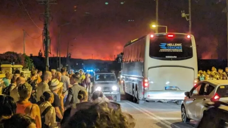 Zjarret në Rodos, dalin pamjet e gjendjes së mjerueshme në të cilën ndodhen turistët
