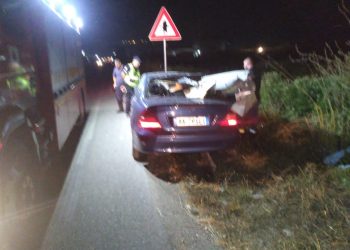 Fushë-Krujë/ Shoferi humb kontrollin e mjetit dhe përplaset me mbrojtëset metalike