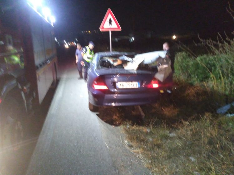 Fushë-Krujë/ Shoferi humb kontrollin e mjetit dhe përplaset me mbrojtëset metalike