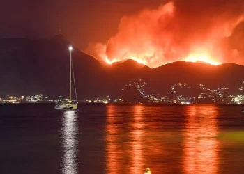 Imazhet satelitore tregojnë shkallën e dëmtimit të zjarreve shkatërruese në Greqi