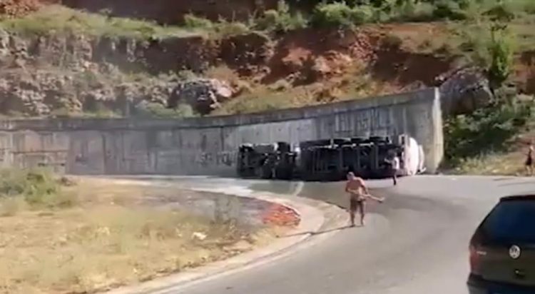 Përmbyset autoboti me naftë në Qafë-Thanë, merr flakë automjeti nga nxehtësia e gomave