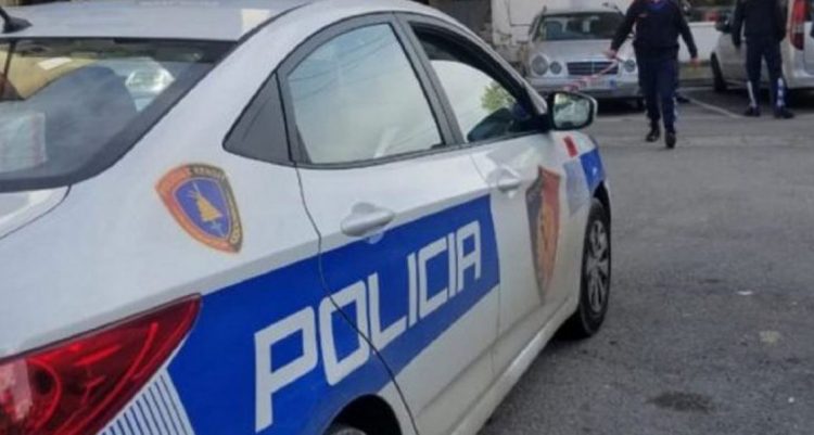 Përfshihet nga zjarri kamioni në afërsi të tunelit të Elbasanit