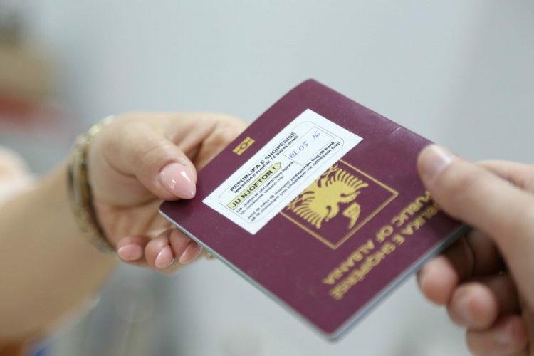 Të rinjtë shqiptarë po lënë nënshtetësinë, dyfishohet numri i atyre që morën pasaportë…