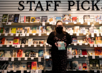 Libraria hungareze gjobitet për shitjen e romanit LGBTQ+ për të rinjtë