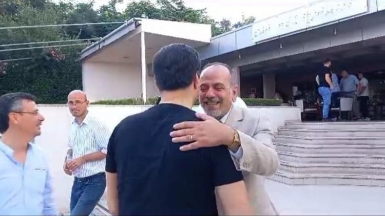 Dy rivalët për karrigen e kryetarit të PD takohen në Elbasan, Basha dhe Hani përqafohen..