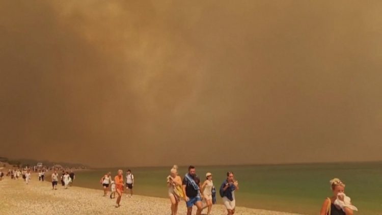 Zjarret në Greqi/Situata në Rodos dhe Korfuz, evakuohen banorët dhe turistët