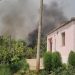 Zjarri në fshatin Kraps/Përfshihen në flakë banesat, banorët kërkojmë ndihmë